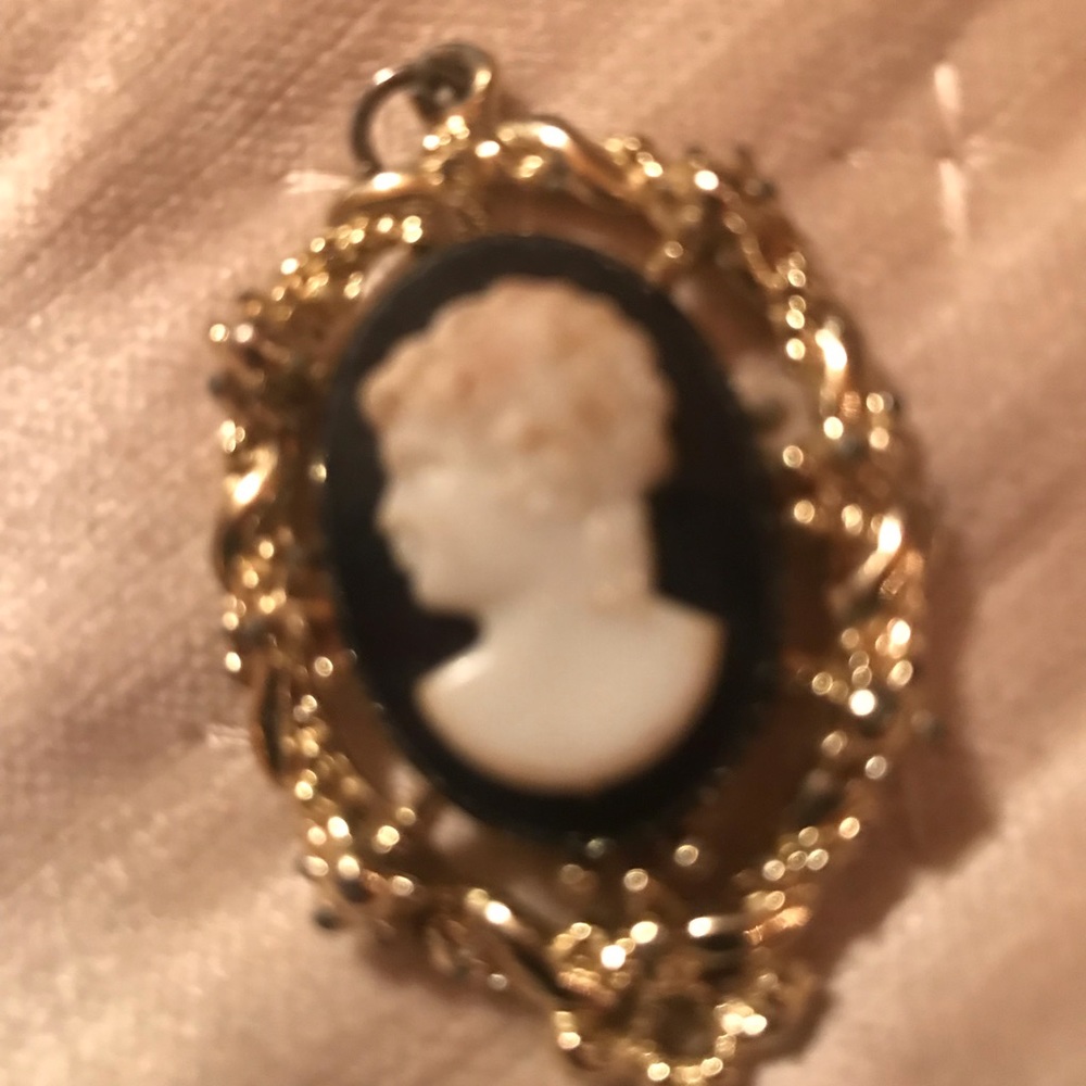 Victorian cameo with black background pendant